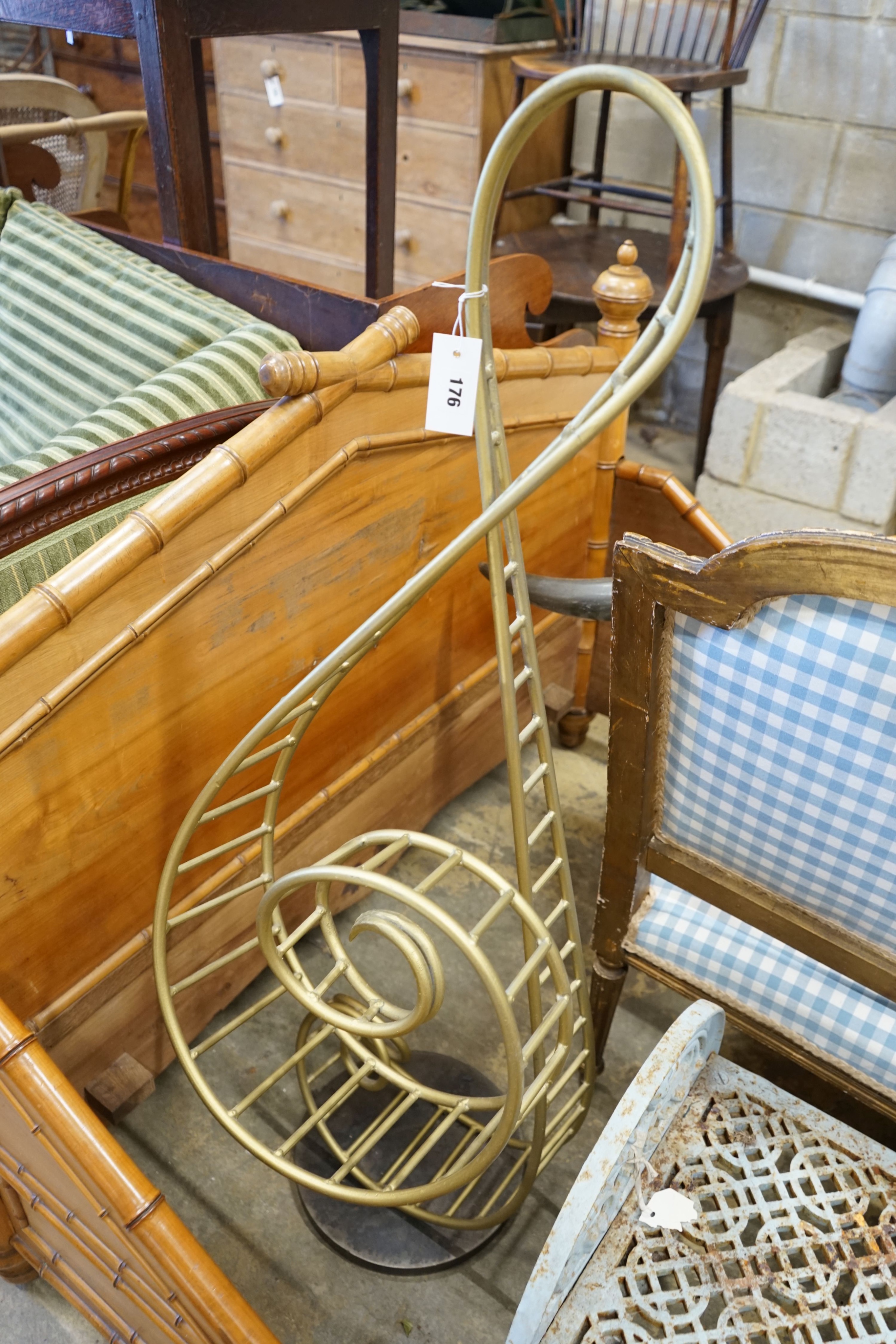 A large contemporary treble clef floor-standing sculpture, width 37cm depth approx. 50cm height approx. 125cm